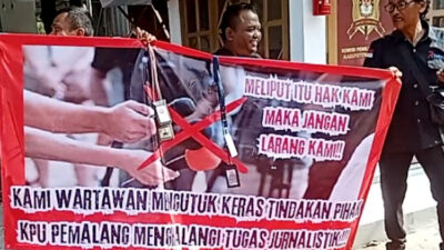 Wartawan Demo Pada Hari Kedua Pendaftaran KPU Pemalang, Inilah Alasannya!