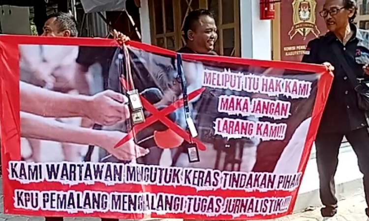 Wartawan Demo Pada Hari Kedua Pendaftaran KPU Pemalang, Inilah Alasannya!