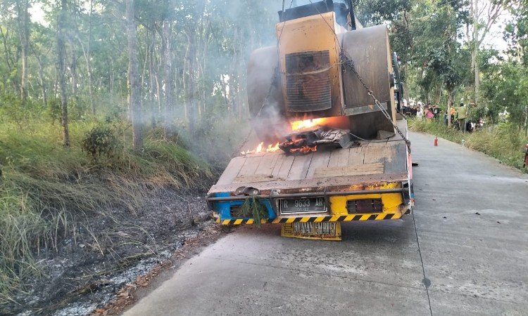 Sopir dan Kernet Tewas Setelah Truk Angkut Alat Berat Tersangkut Kabel Listrik di Cilacap