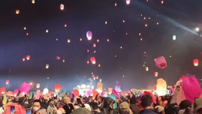 DCF 2024 Dihias Meriah oleh Musik Jazz di Atas Awan, Langit Dieng Menjadi Penuh dengan Ribuan Lampion Warna-warni