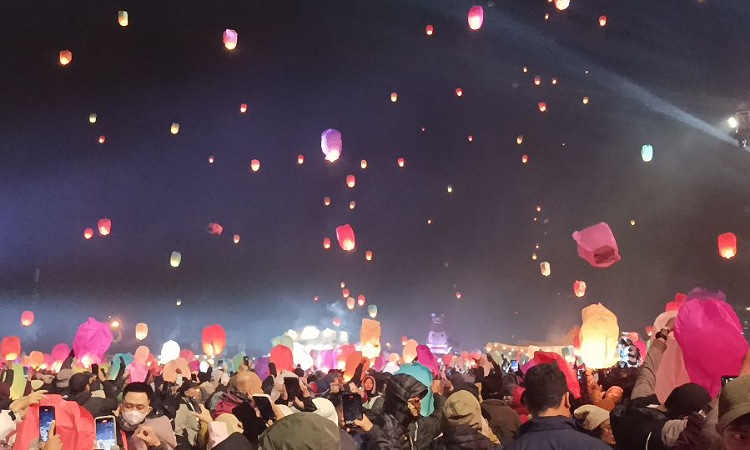 DCF 2024 Dihias Meriah oleh Musik Jazz di Atas Awan, Langit Dieng Menjadi Penuh dengan Ribuan Lampion Warna-warni