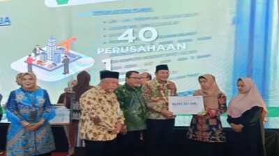 Penyerahan Manfaat BPJS Ketenagakerjaan oleh Plt Bupati Sidoarjo pada Job Fair 2024