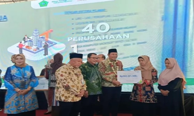 Penyerahan Manfaat BPJS Ketenagakerjaan oleh Plt Bupati Sidoarjo pada Job Fair 2024