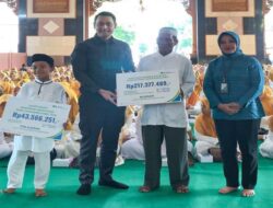 Bupati Tuban memberikan manfaat kepesertaan BPJS Ketenagakerjaan kepada Guru TPQ