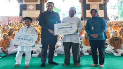 Bupati Tuban memberikan manfaat kepesertaan BPJS Ketenagakerjaan kepada Guru TPQ