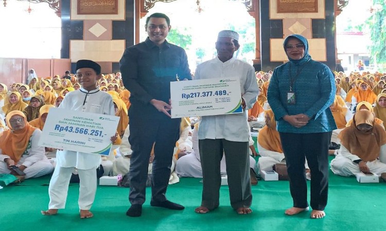 Bupati Tuban memberikan manfaat kepesertaan BPJS Ketenagakerjaan kepada Guru TPQ