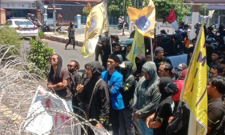 PMII Jember Menggelar Aksi di Depan DPRD untuk Kawal Raperda RTRW yang Dikritik