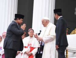 Prabowo Subianto and Pope Francis Shake Hands, Discuss Indonesia’s Diversity and Harmony