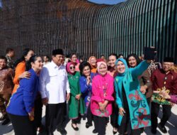 Prabowo Subianto Enjoys a Moment of Fun as He Takes a Selfie with Iriana and Mothers at IKN