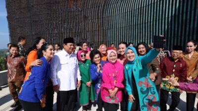 Prabowo Subianto Enjoys a Moment of Fun as He Takes a Selfie with Iriana and Mothers at IKN