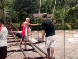 Warga Muara Sibuntuon Membuat Jembatan Darurat di Atas Rambing karena Takut Makan Korban