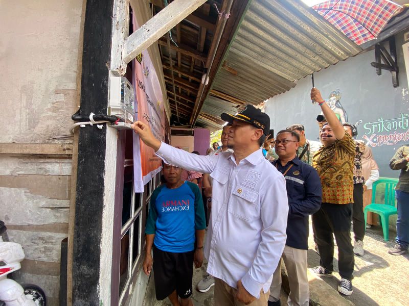 Rofik Hananto bersama Kementerian ESDM Salurkan Bantuan Pemasangan Listrik Gratis di Purbalingga