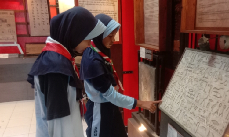 Siswa SDU Nurul Huda Meningkatkan Literasi dengan Mengunjungi Museum Huruf Jember