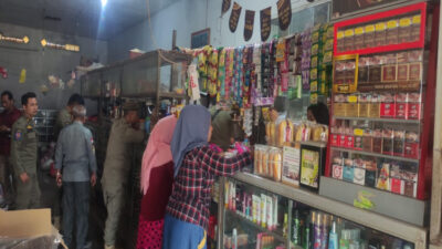 Operasi Gabungan Satpol PP Bondowoso Terhadap Peredaran Rokok Ilegal di Pujer Sambil Memberikan Pendidikan kepada Masyarakat