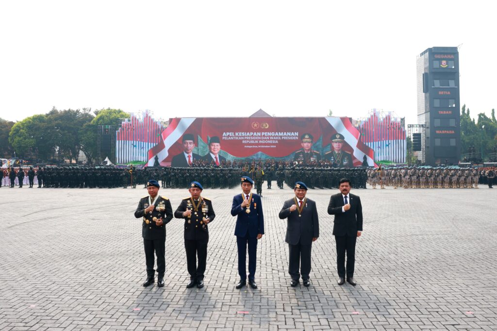 Jokowi dan Prabowo Subianto Bersepeda Bersama di Jeep Pindad untuk Memeriksa Pasukan pada Upacara Keamanan Pelantikan Presiden