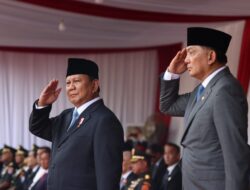 Prabowo Subianto and Defense Minister Sjafrie Well-Received by Enthusiastic Crowds Riding Maung After Handover Ceremony