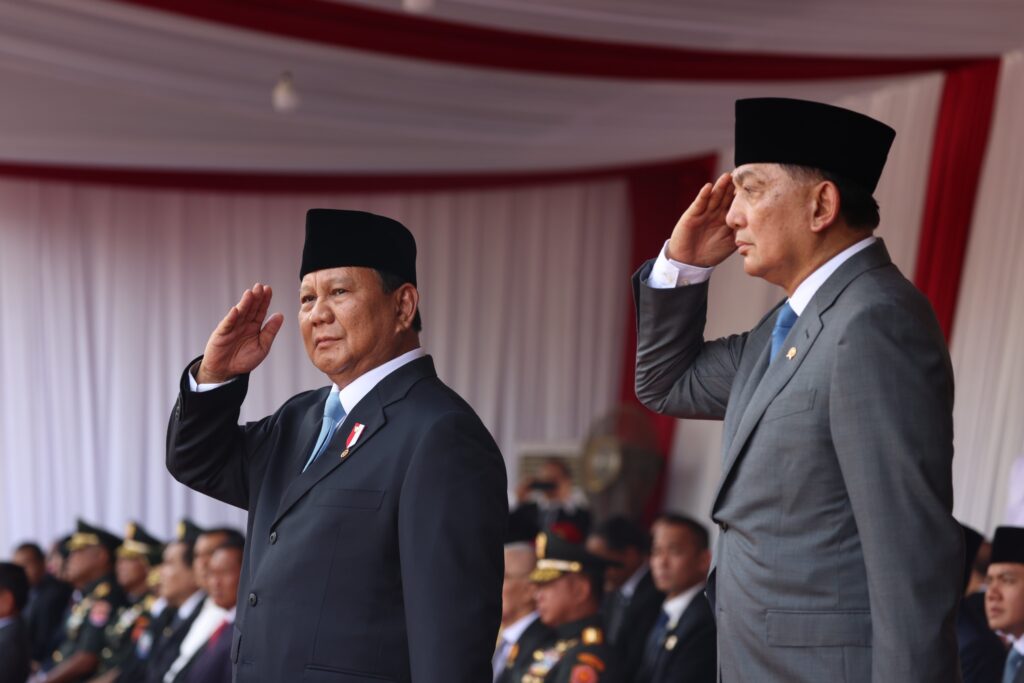 Prabowo Subianto and Defense Minister Sjafrie Well-Received by Enthusiastic Crowds Riding Maung After Handover Ceremony