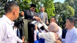 Citizens Express Tears of Joy and Offer Prayers as They Meet Prabowo Subianto: “I Managed to Get His Autograph”