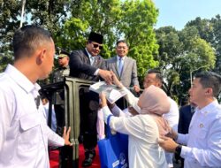 Citizens Express Tears of Joy and Offer Prayers as They Meet Prabowo Subianto: “I Managed to Get His Autograph”