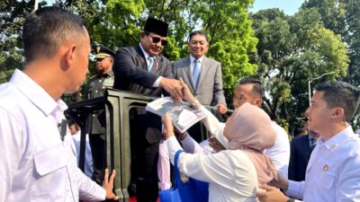 Citizens Express Tears of Joy and Offer Prayers as They Meet Prabowo Subianto: “I Managed to Get His Autograph”