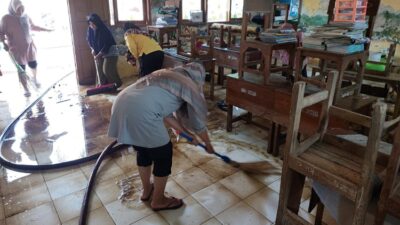 Tips Terbaik Bersih-Bersih Lumpur Banjir Gresik