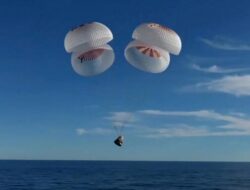 Momen Kepulangan Astronaut NASA dari Antariksa