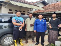 Penyelamat Petugas Damkar Evakuasi Kunci Tertinggal