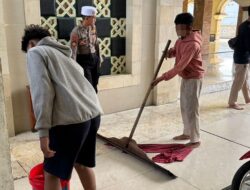 Raimas Polres Gresik Bawa Sarung Batu dan Mercon, 6 Remaja Dihukum Bersih-Bersih