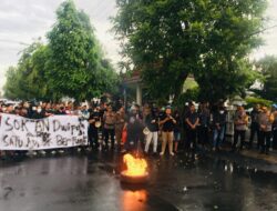 Demo Tolak Revisi UU TNI: Mahasiswa Jombang Bakar Ban