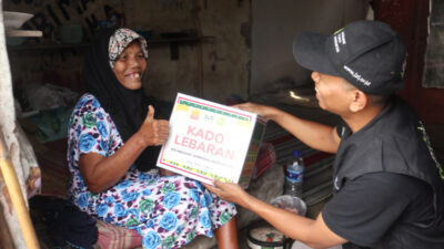 IZI Jatim dan ZIS Indosat Ooredoo Hutchison Berbagi Kado Lebaran untuk Janda Jompo Duafa
