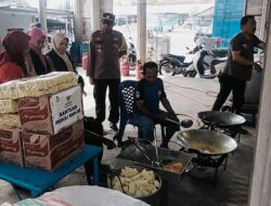 Kapolsek Bungah Memasak di Dapur Umum Banjir Gresik Utara: Aksi Simpatik yang Menginspirasi