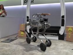 Kurir Paket Berlengan Besi di Pameran Robot
