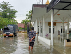 Polres Sampang Terendam: Polisi Kerja di Tengah Banjir