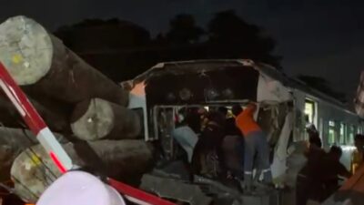 Tabrakan Kereta Api Commuter Line dengan Truk Kontainer di Gresik