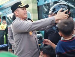 Edukasi Etika Berlalu Lintas: Bagikan Helm Gratis Oleh Kapolres Blitar