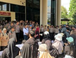 Buruh di Jember Demo ke DPRD: RUU Ketenagakerjaan Harus Disahkan