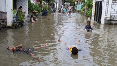 Banjir Bengawan Solo Gresik: Wahana Bermain Air Anak-Anak
