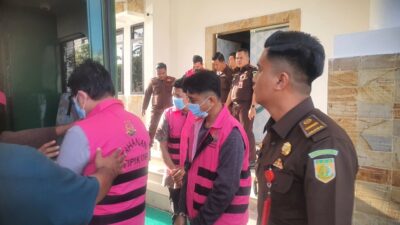 Penyidik Kejaksaan Kampar Periksa Tersangka Korupsi Dana KUR