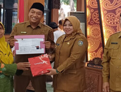 Pemberian SK Pensiun 90 PNS oleh Bupati dan Wakil Bupati Situbondo