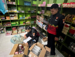 Gresik: Toko Kelontong Di Gerebek Polisi Terkait Penjualan Miras dan Rokok Ilegal