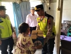 Bantuan Polisi Untuk Pasangan Lansia di Pagak Banjarnegara