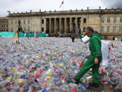 Bencana Banjir Sampah Plastik di Alun-alun Bogota