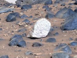 Penemuan Batu Berwarna Pertama di Mars: Gambar dan Info Terbaru