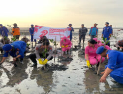Polres Situbondo Tanam 500 Bibit Mangrove dan Salurkan Bansos di Pantai Cemara