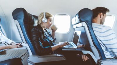 Gunakan Mode Pesawat: Alasan Penting Menurut Seorang Pilot