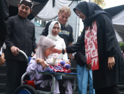 25 Anak Cerebral Palsy Banyuwangi Dapat Kursi Roda Adaptif