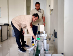 Mahasiswa Gresik Ciptakan Mesin Label Botol Air Otomatis