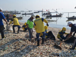 Pelindo, IZI Jatim bersama warga angkut sampah Pantai Kenjeran