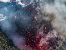 Erupsi Gunung Api Kamchatka Rusia Pasca Gempa: Kaitannya?
