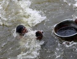 Menggali Harta Karun di Sungai Suci India